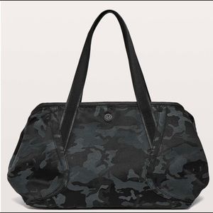 LULULEMON OUT OF RANGE BAG 28L. Jacquard camo cotton obsedion/black.